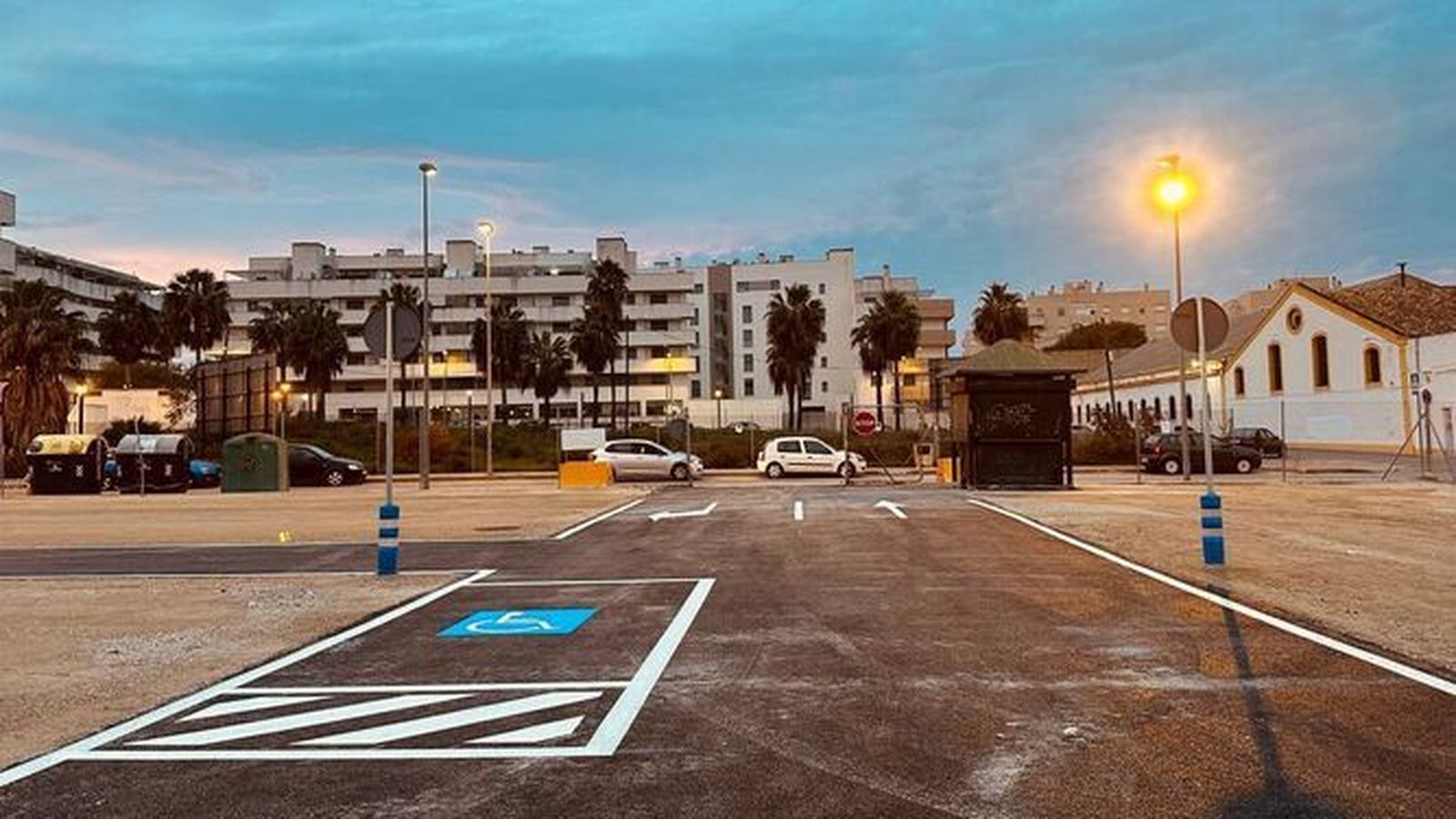 Una imagen del nuevo parking habilitado en la parcela del Ayuntamiento, junto al residencial Jardín de Cano.