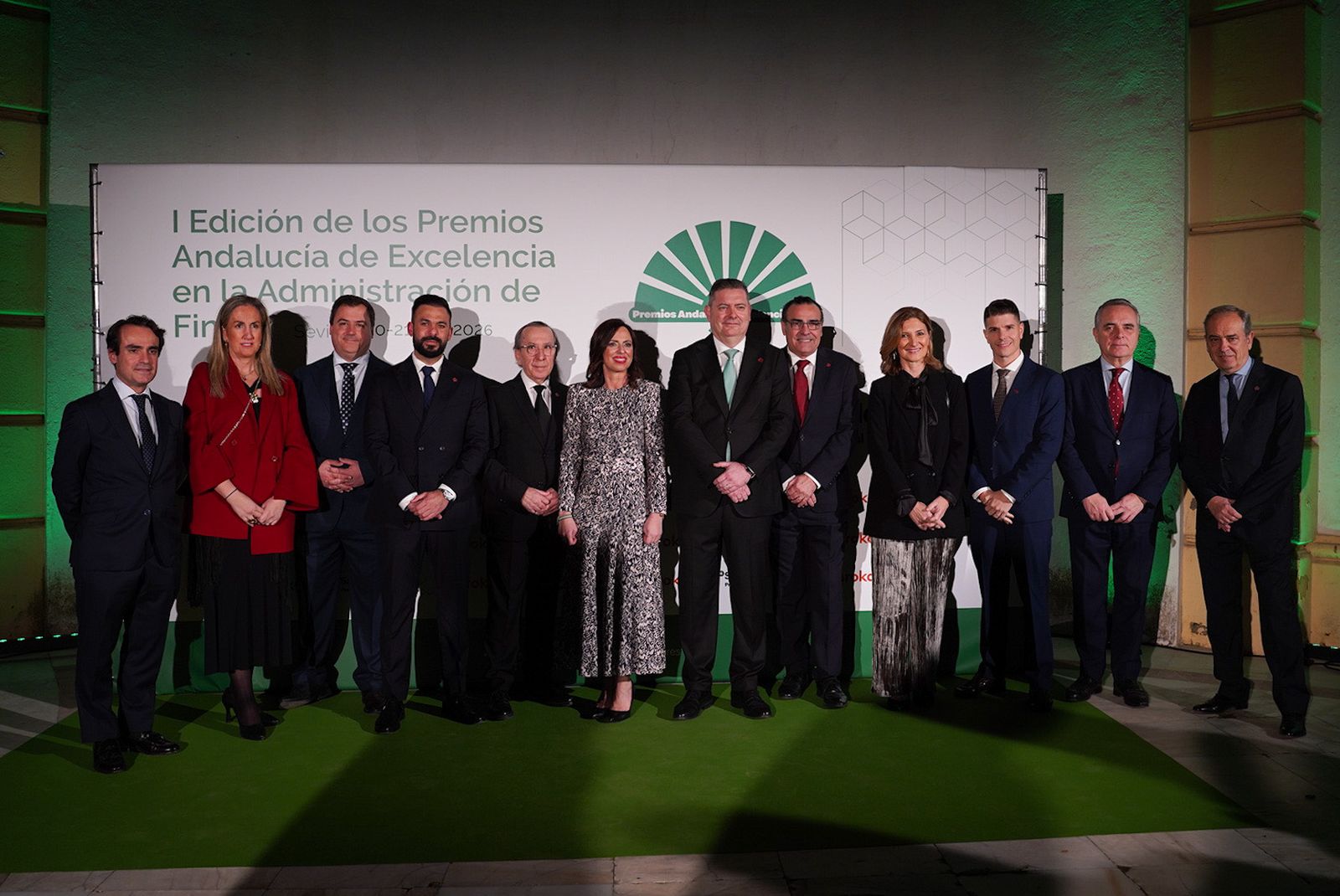 Los administradores de fincas con la consejera de Fomento y Vivienda, Rocío Díaz, y el resto de representantes de la Junta de Andalucía.