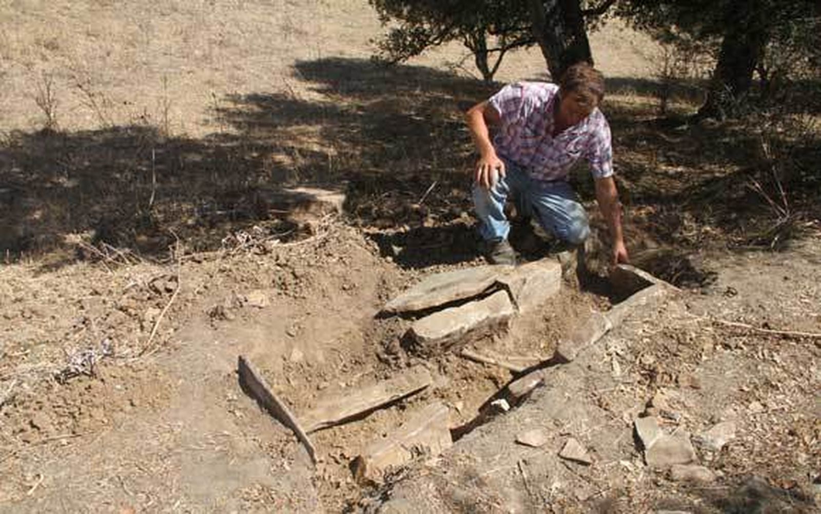 Pedro Cortés, ayer junto a la tumba que localizó el día anterior en el Cerro de las Porquerizas. /Manuel Aragón Pina