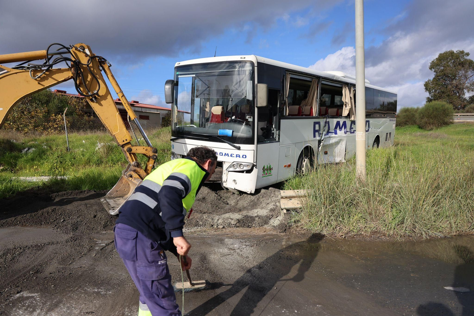 El accidente entre un autobús escolar y un camión en Gibraleón este jueves en imágenes