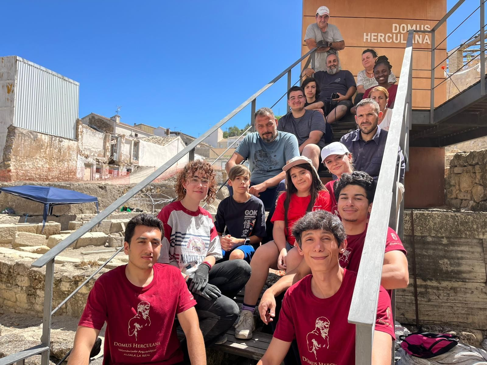 Equipo de excavación del voluntariado en la Domus Herculana.