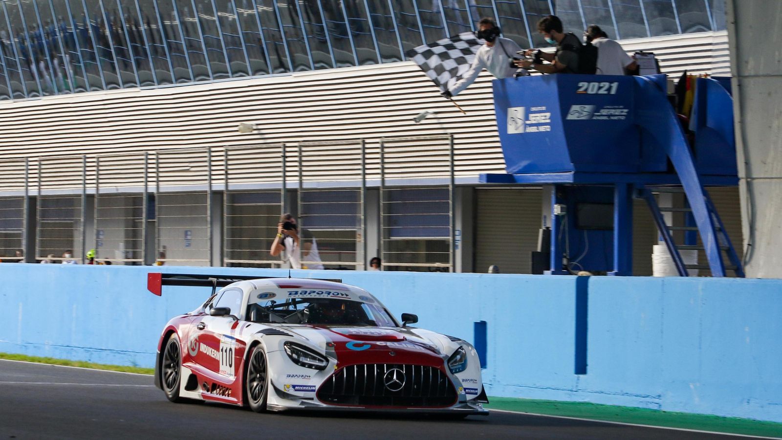 Daniel Díaz-Varela cruza la línea de meta con el Mercedes en la categoría CER-GT. Daniel Díaz-Varela cruza la línea de meta con el Mercedes en la categoría CER-GT.