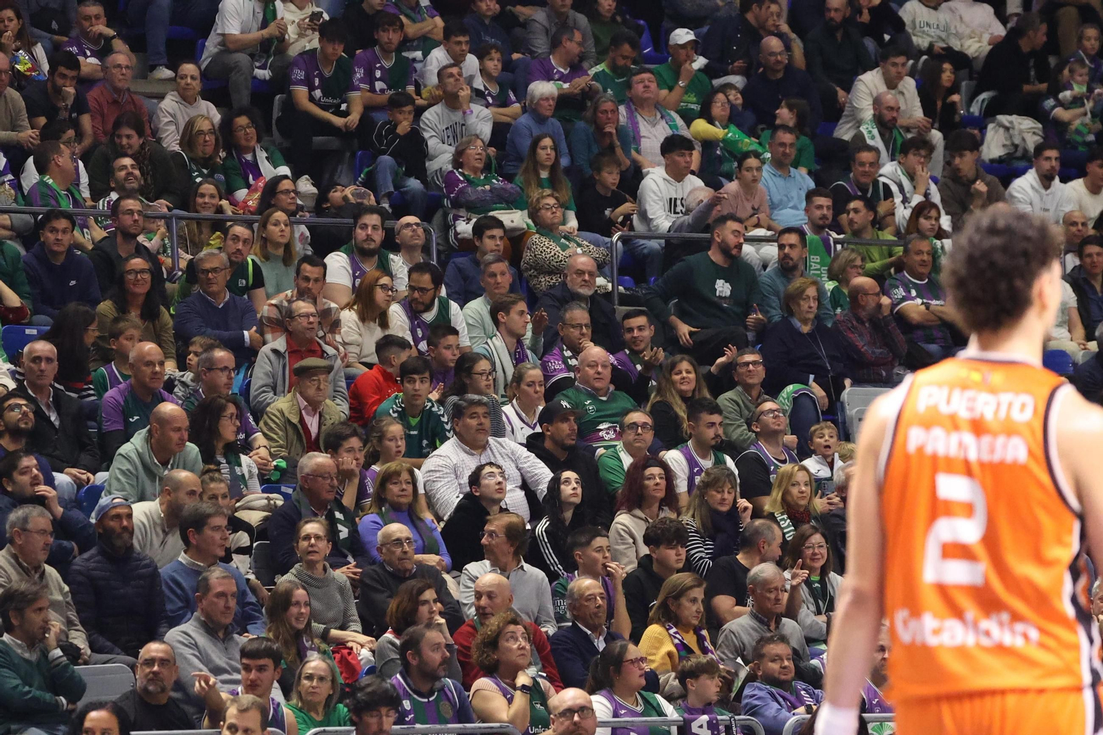 Búscate en las gradas del Carpena durante el Unicaja-Valencia Basket