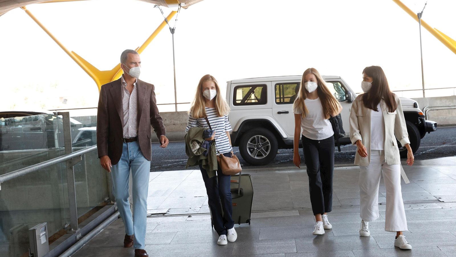 Los Reyes, la princesa Leonor y la infanta Sofía llegan al aeropuerto Adolfo Suárez-Barajas este lunes.