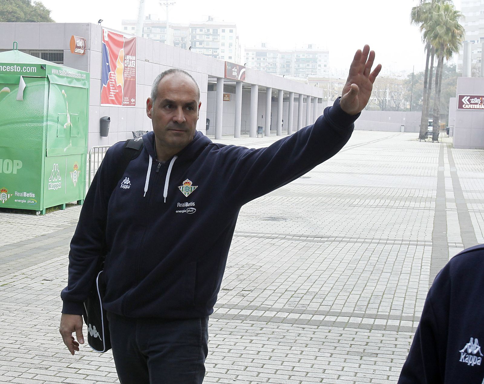 Curro Segura gesticula instantes antes de subir al autobús.