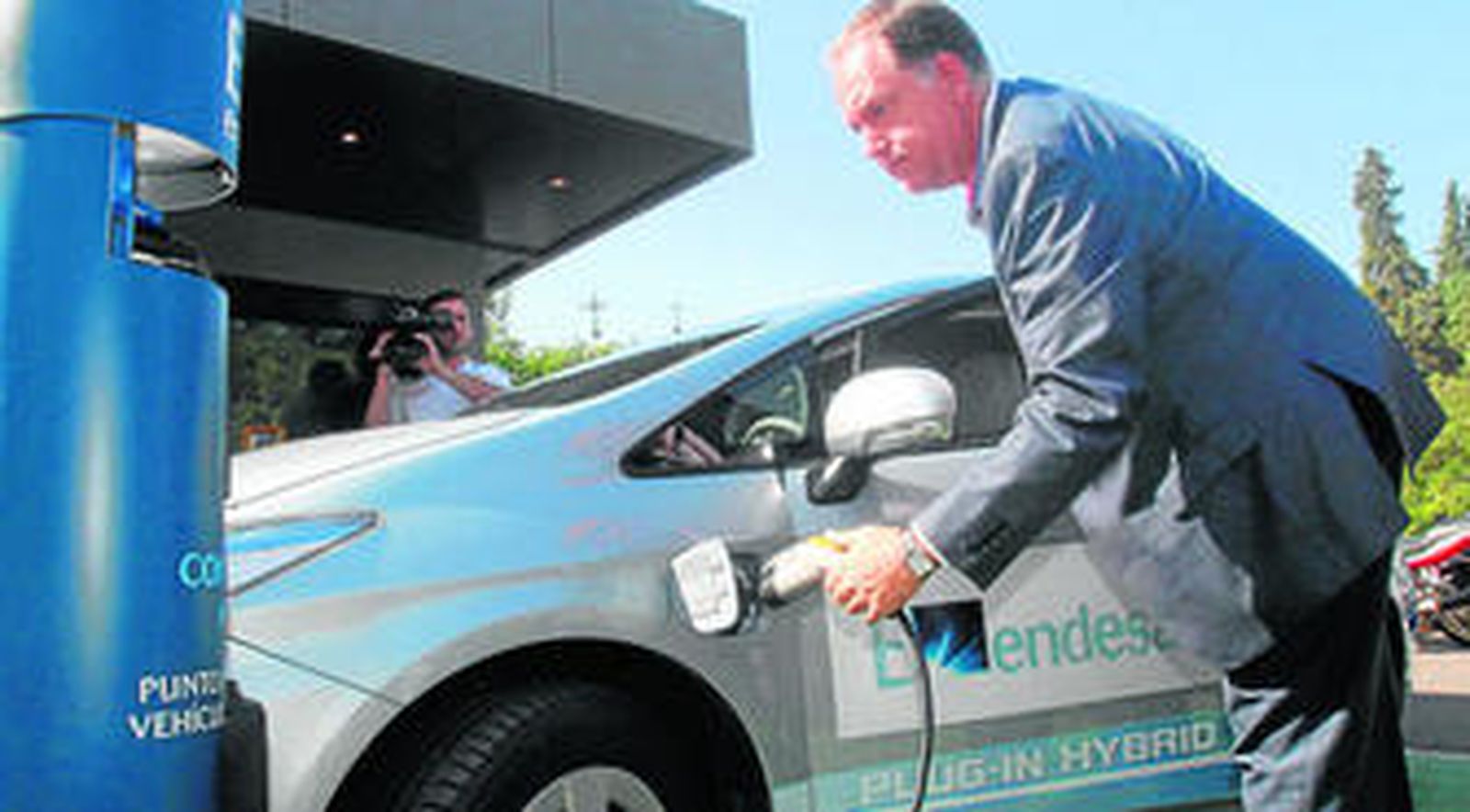 Presentación del primer punto de recarga del coche eléctrico en Córdoba.