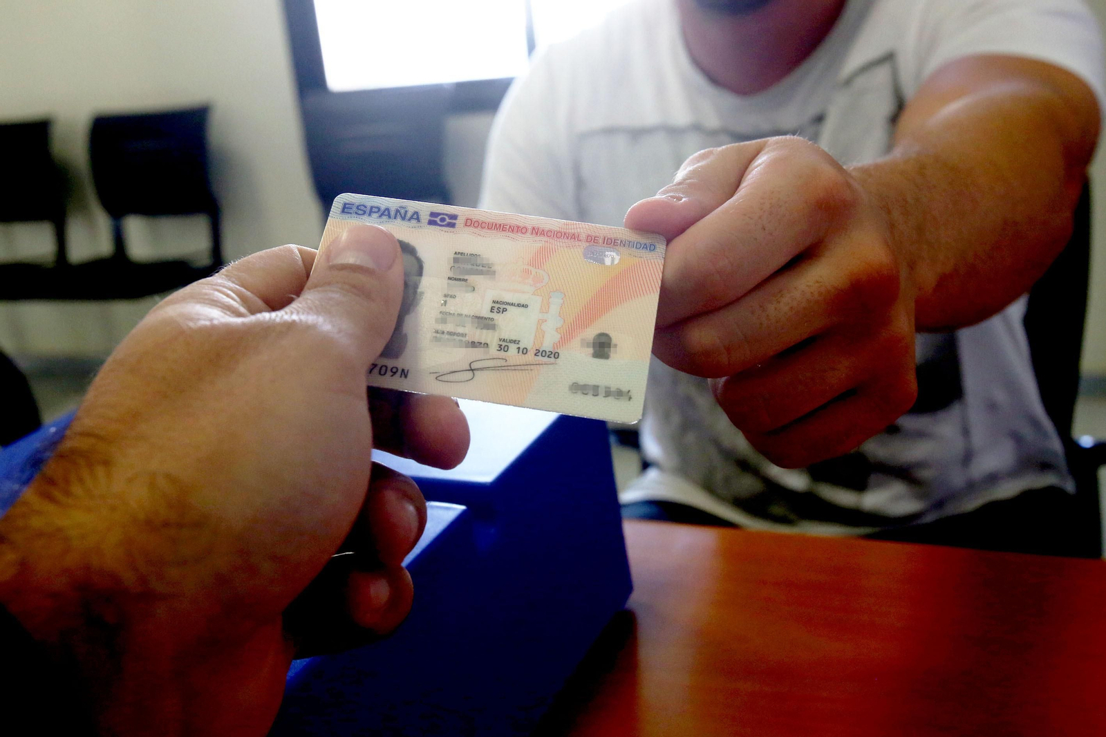 Un ciudadano recibe su DNI tras el proceso de renovación.