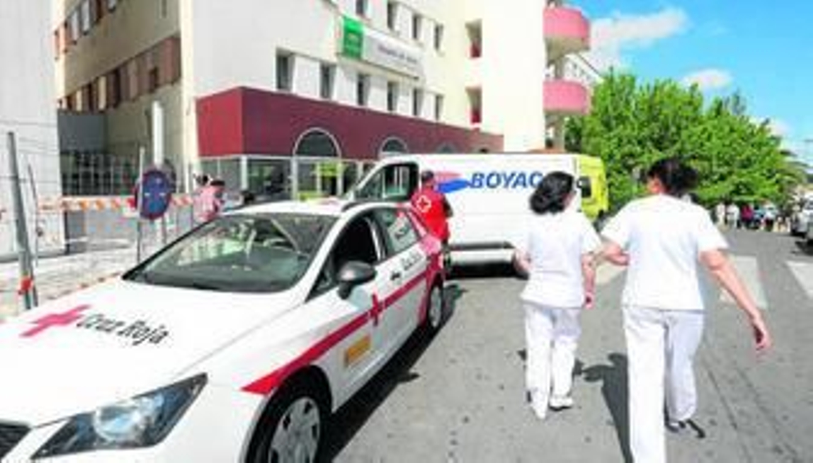 Dos sanitarias se dirigen ayer a media mañana a la entrada principal del hospital de Jerez.