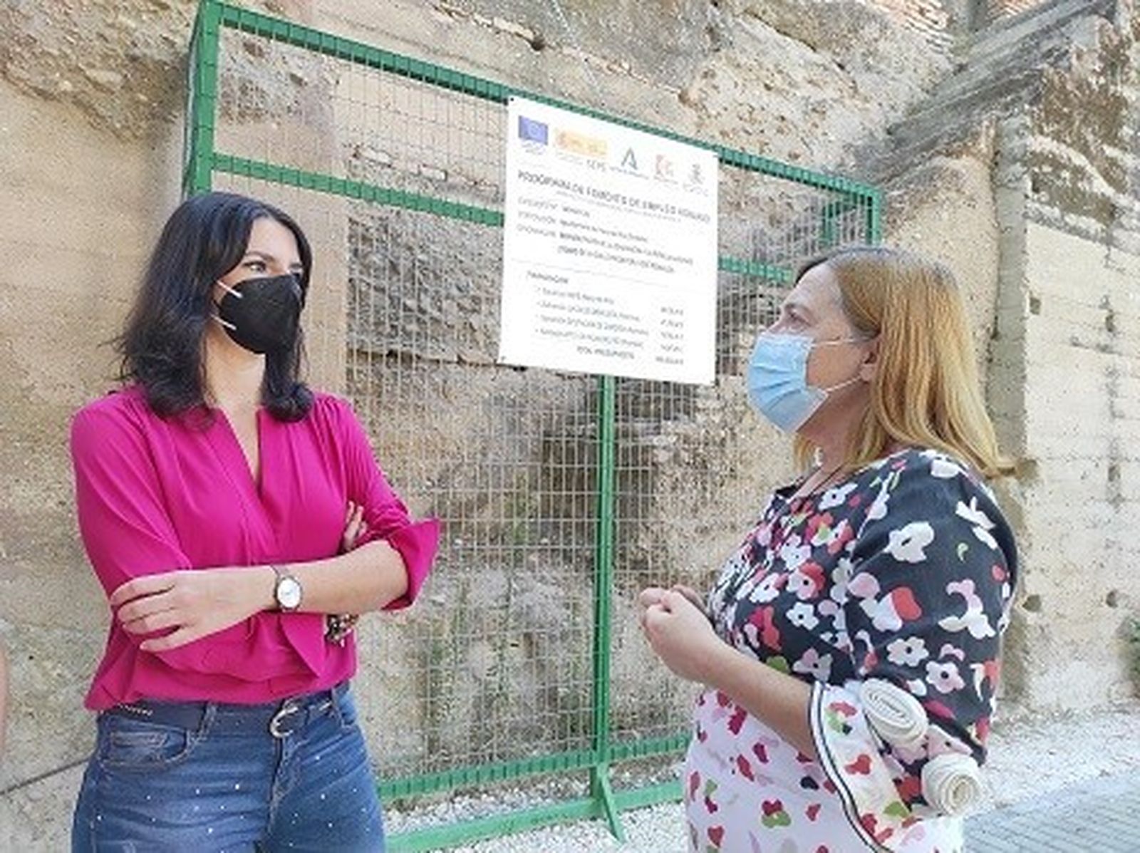 La delegada Purificación Joyera y la alcaldesa Esperanza Caro de la Barrera.