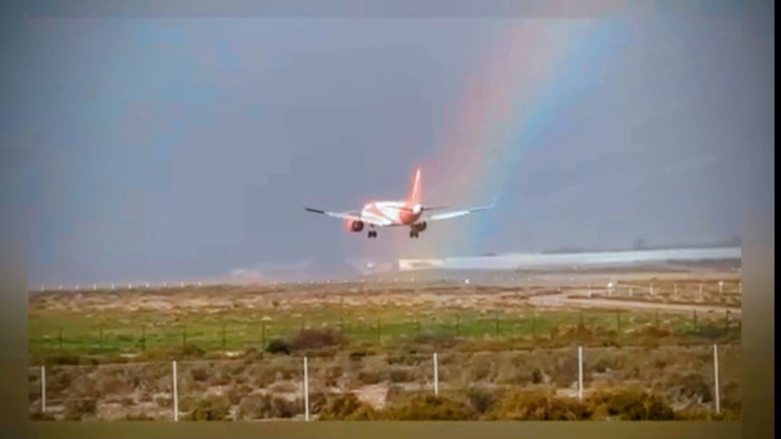 El A321 de easyJet procedente de Londres atraviesa un arcoíris y aterriza con viento y pista mojada en el aeropuerto de Almería.