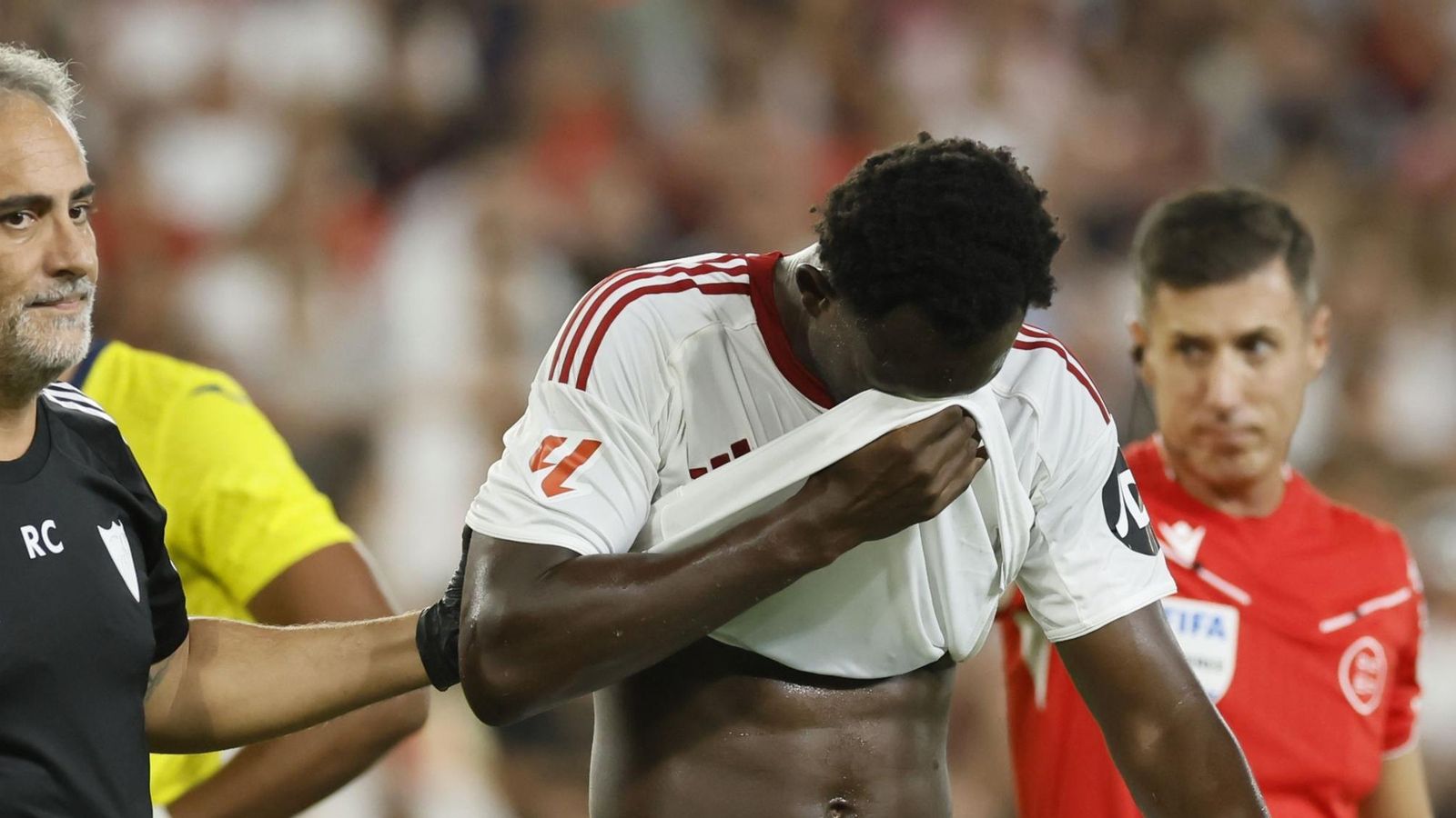 Nianzou se tapa el rostro cuando tiene que abandonar el campo lesionado.