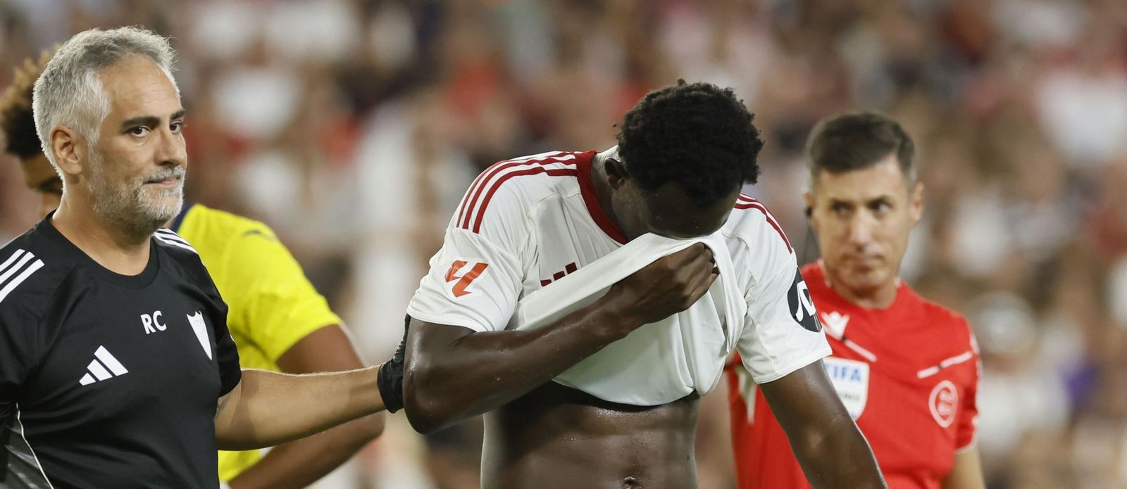 Nianzou se tapa el rostro cuando tiene que abandonar el campo lesionado.