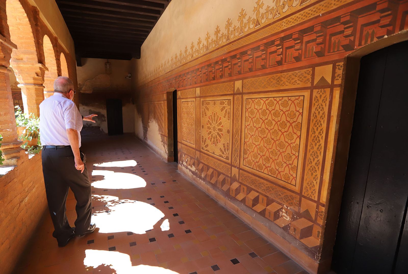 Estado de deterioro en el que se encuentra las pinturas murales del patio mudéjar de La Rábida.