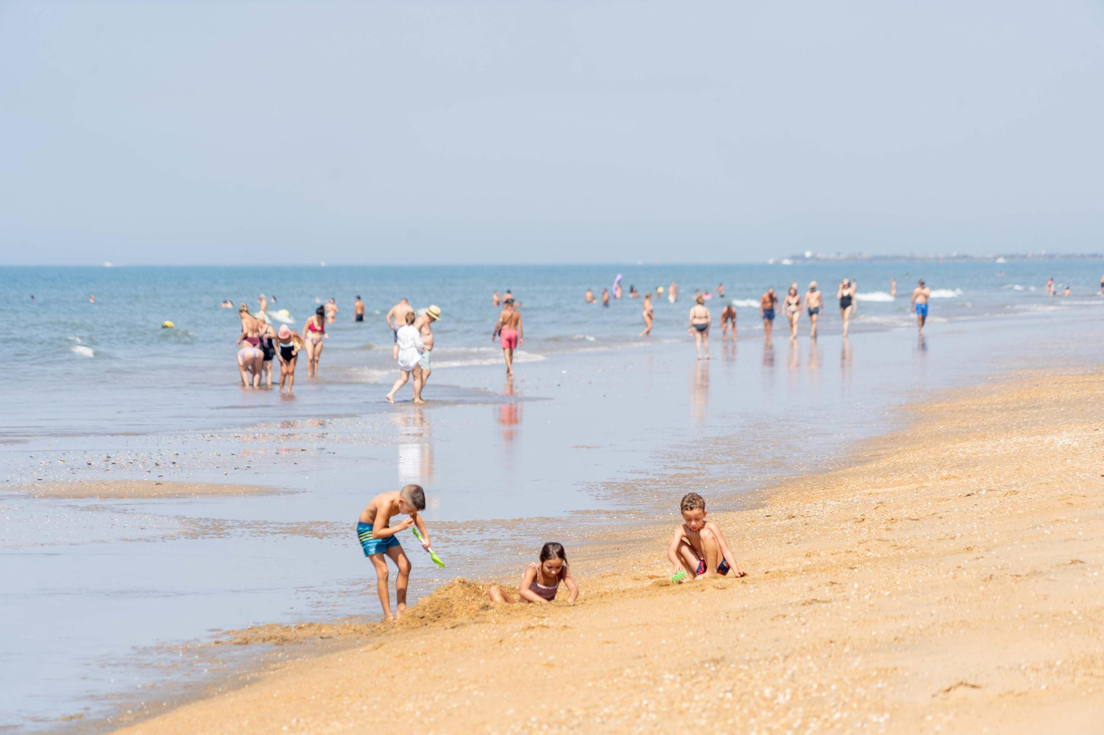 Una mañana de domingo en El Espigón, la playa de Huelva capital.