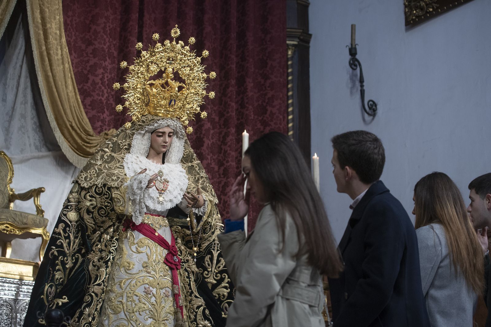 Las imágenes del besamanos de la Virgen de Gracia y Esperanza de San Roque