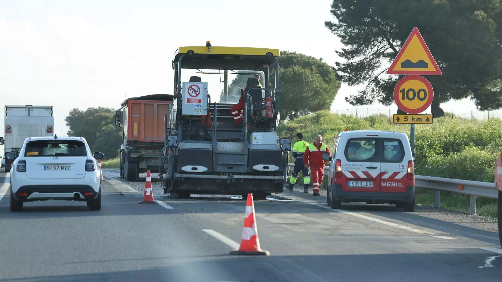 Operarios trabajando en la A-49.