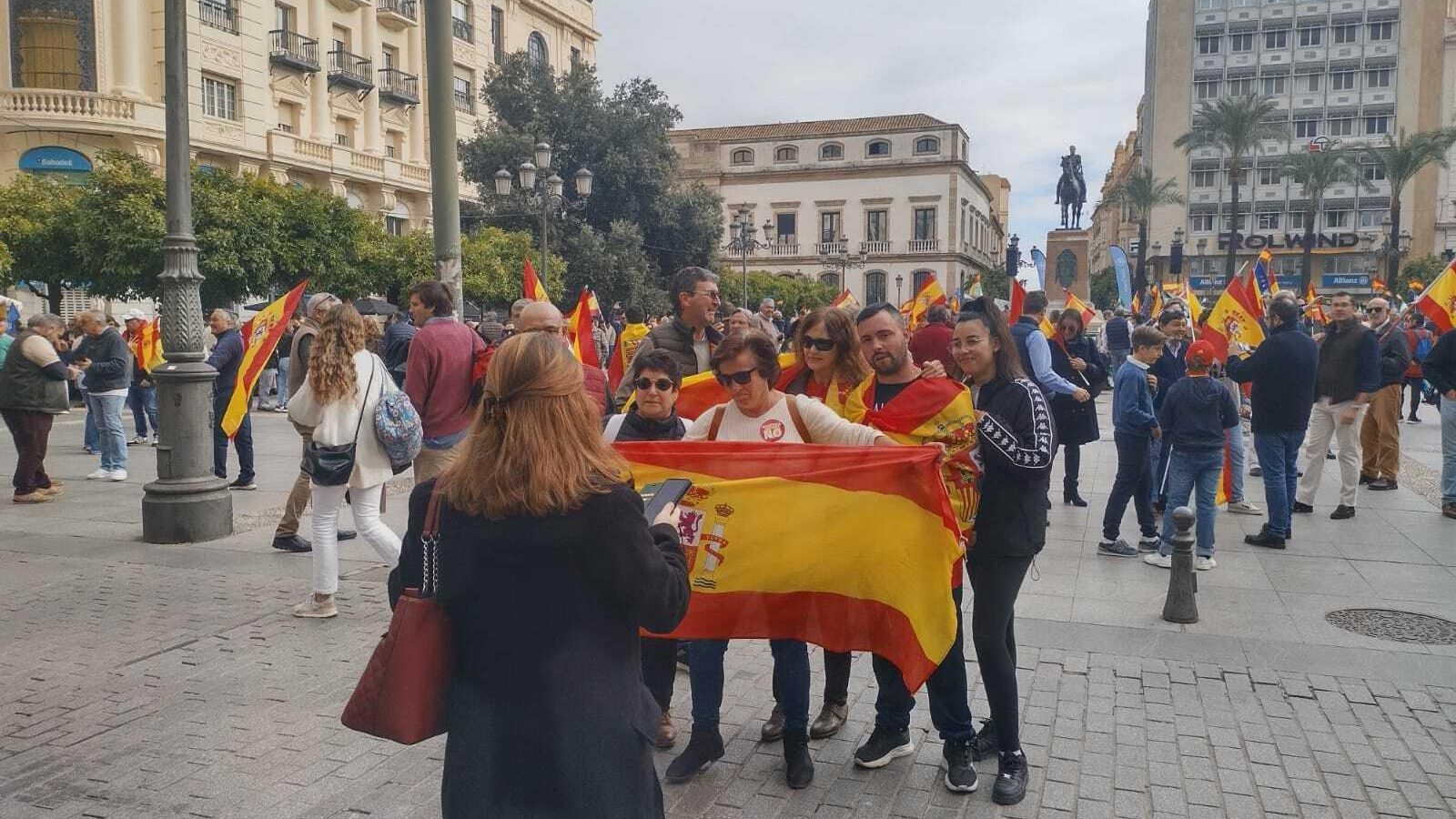Varias personas en la plaza de las Tendillas antes de que comenzase la protesta.