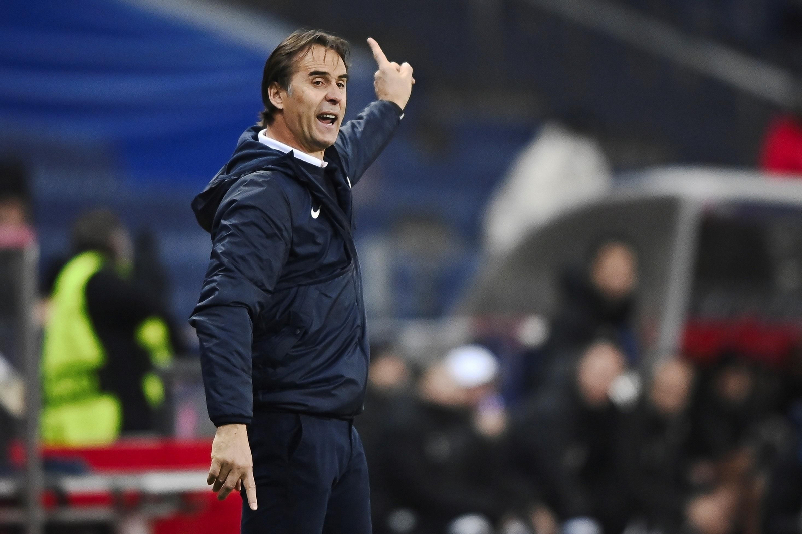 Lopetegui da una orden desde el área técnica del Red Bull Arena.