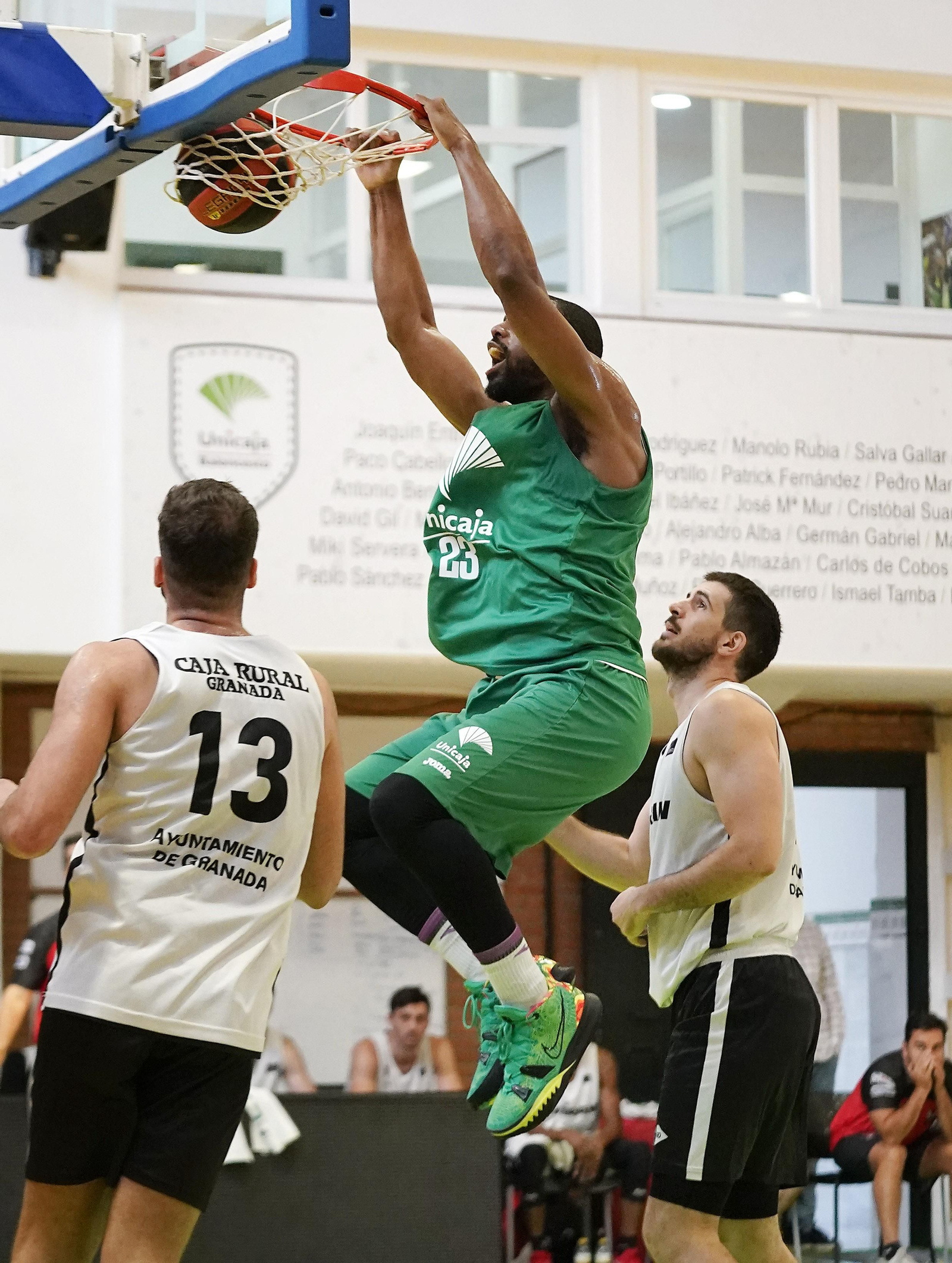 Will Thomas machaca el aro en un entrenamiento.