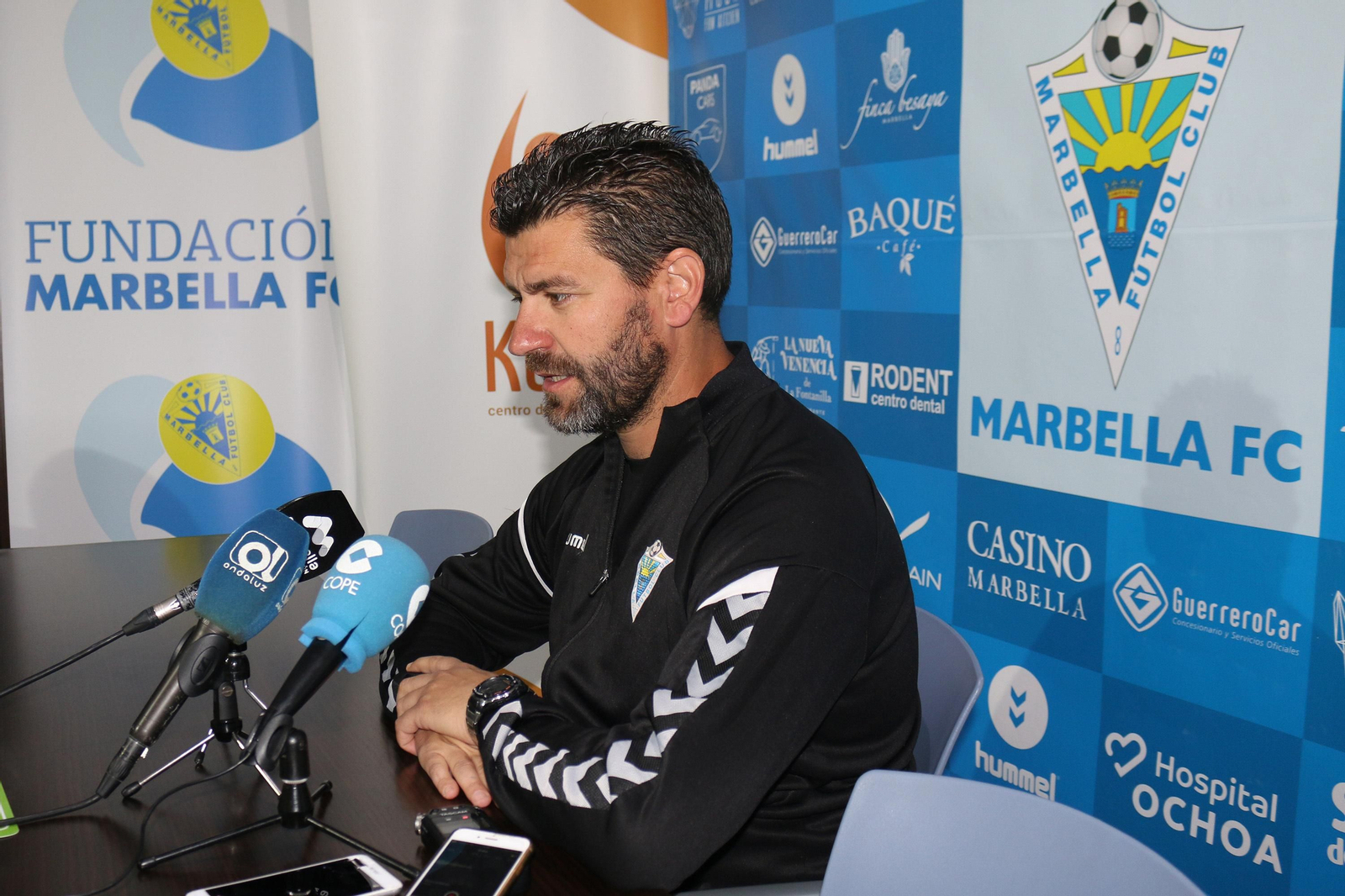 El entrenador del Marbella, Fernando Estévez, en su última rueda de prensa.