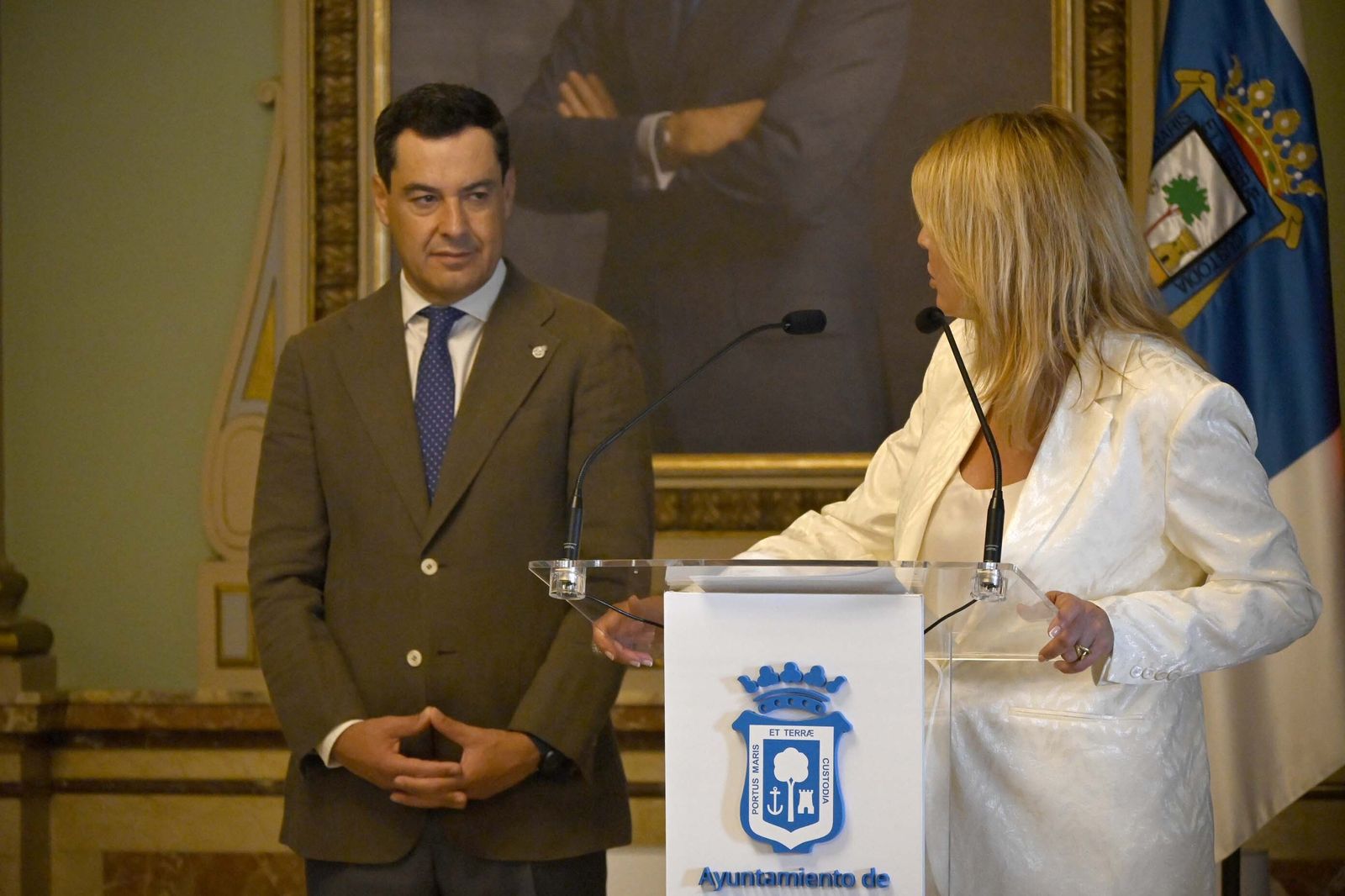 Visita de Juanma Moreno al Ayuntamiento de Huelva, en Imágenes