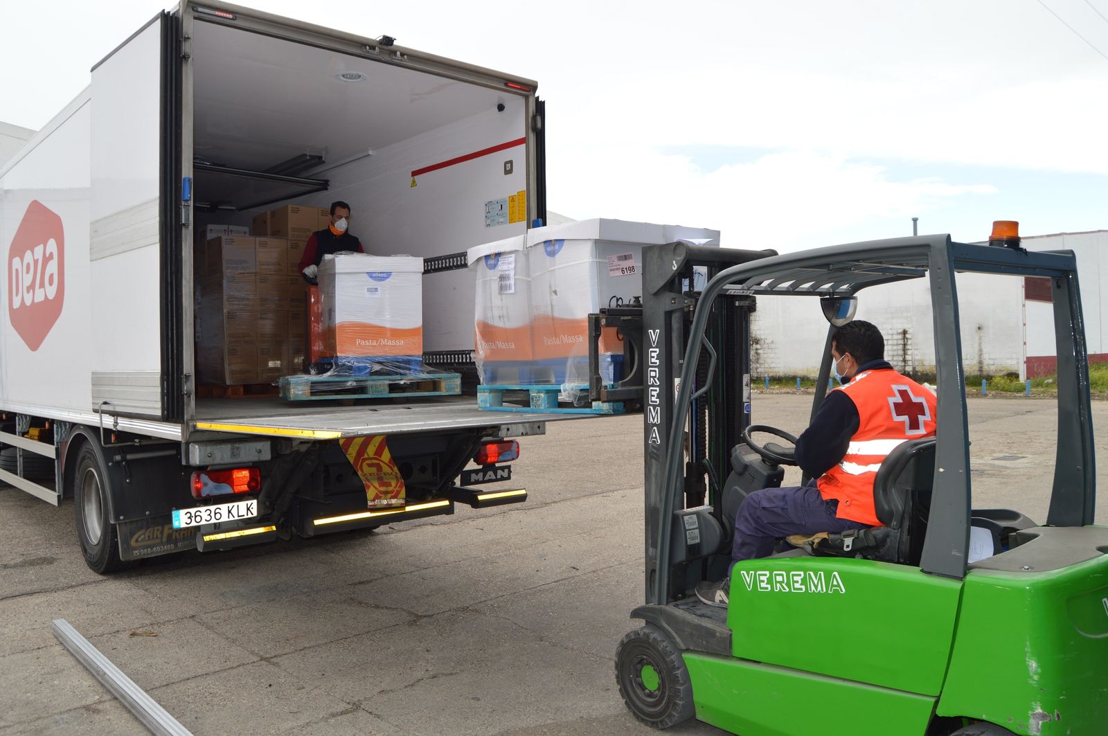 Voluntario de Cruz Roja recoge una donación de Deza.