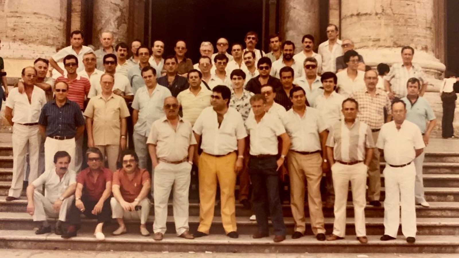 Almenar (segunda fila, tercero por la izqda.) junto a parte del equipo comercial nacional de Gonzalez Byass en un viaje promocional a Roma en 1984.