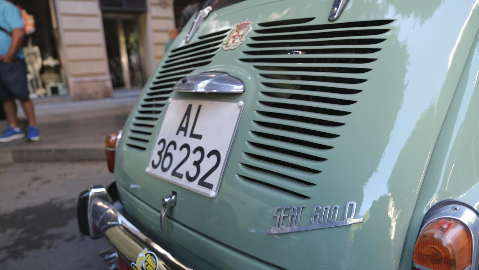 La exposición de Seat 600 y Mini Cooper en la Feria de Almería, en imágenes