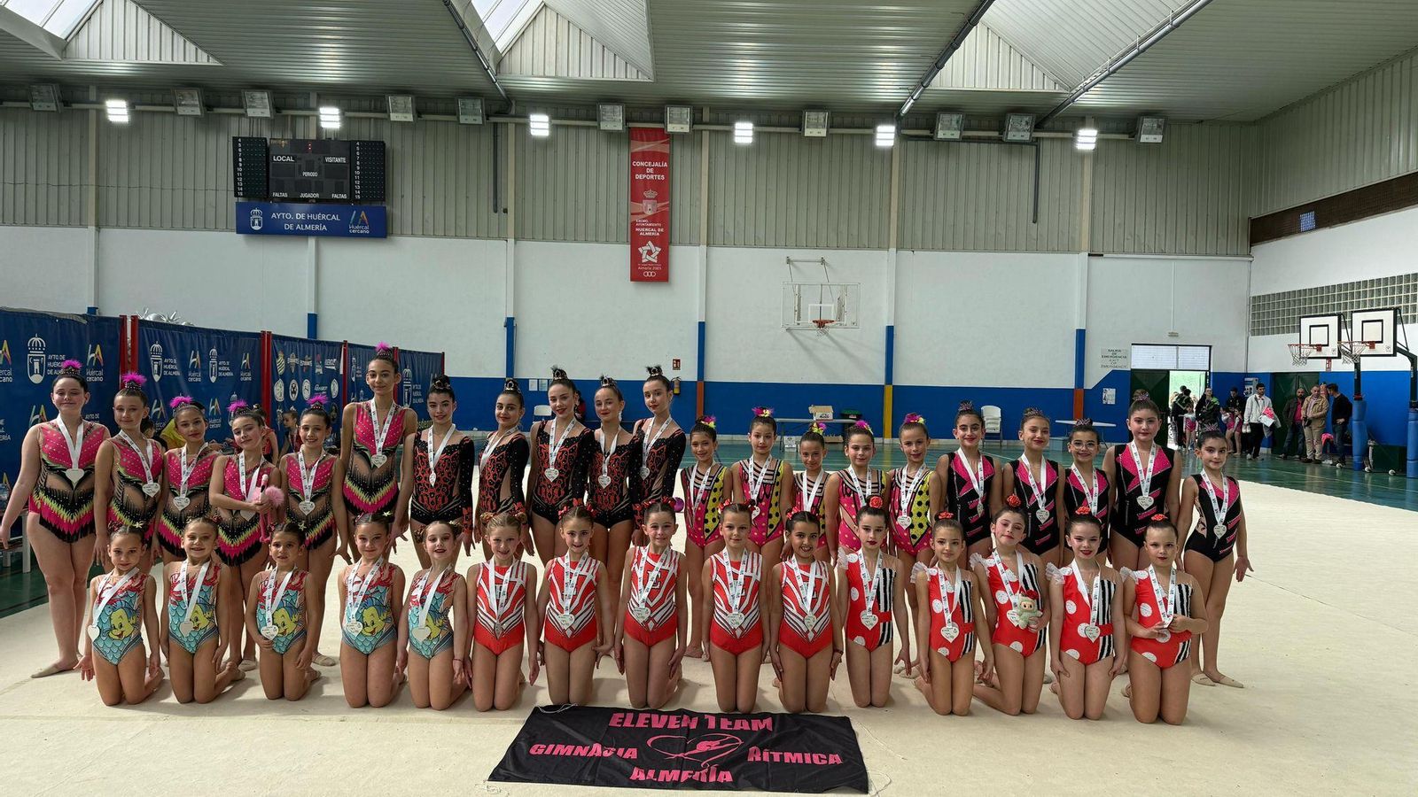 Las componentes del club almeriense posan con sus medallas logradas en gimnasia rítmica en Huércal de Almería.