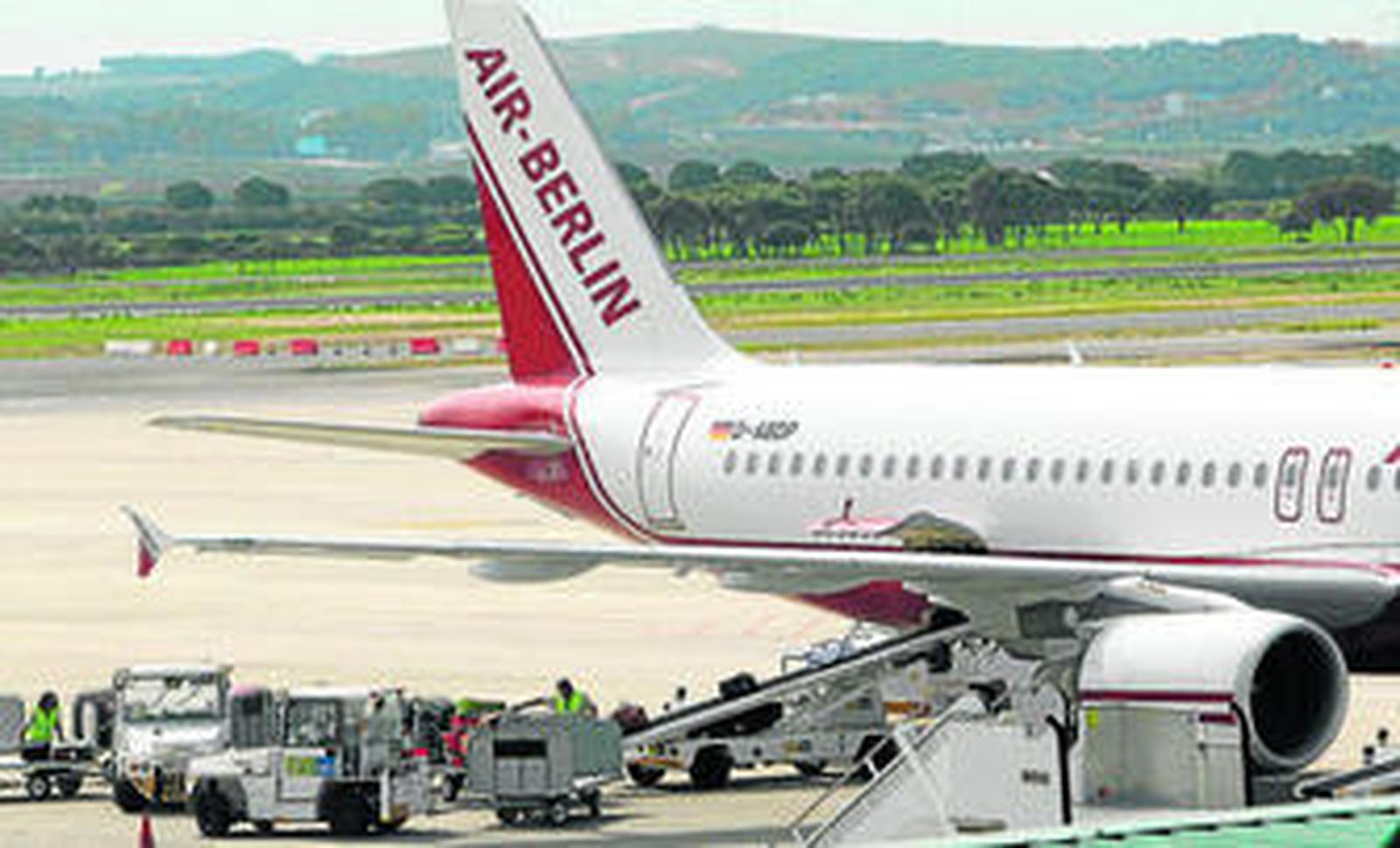 Operarios cargan maletas en la bodega de un avión de Air Berlin, en una imagen de archivo.