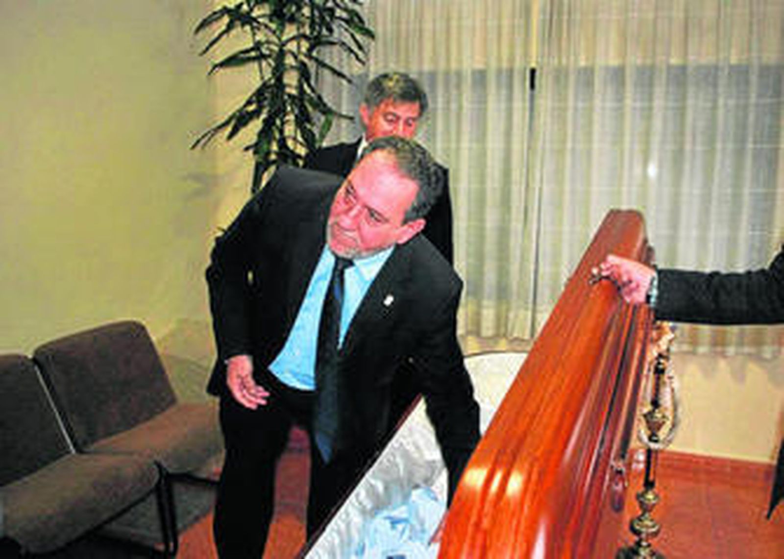 El alcalde de Benalmádena, Enrique Moya, extrae la papeleta del ataúd.