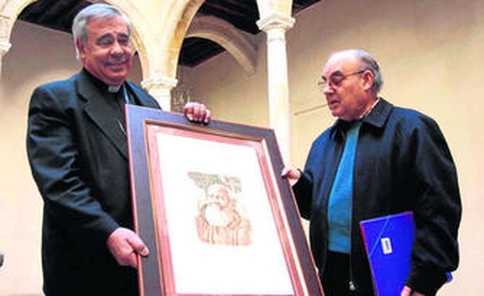 El arzobispo de Granada, Francisco Javier Martínez, y el vicepostulador de la causa de Fray Leopoldo, Alfonso Ramírez, ayer en la Curia.