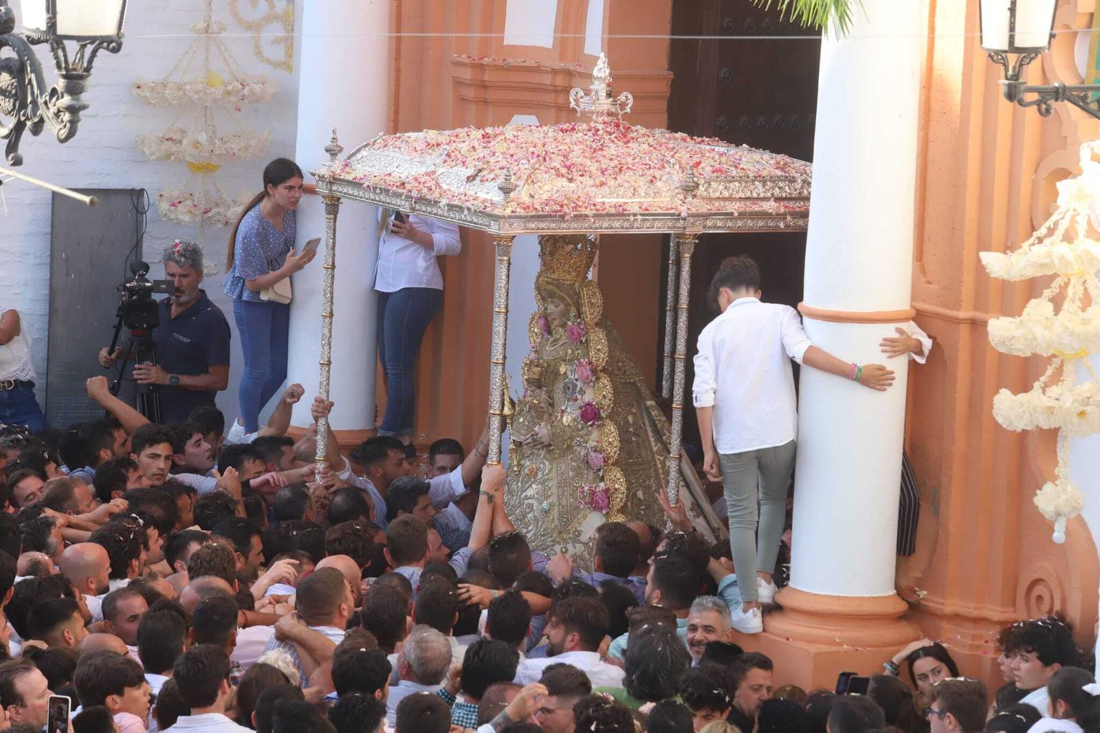 La Virgen del Rocío regresa a la iglesia tras 13 horas de procesión, en imágenes