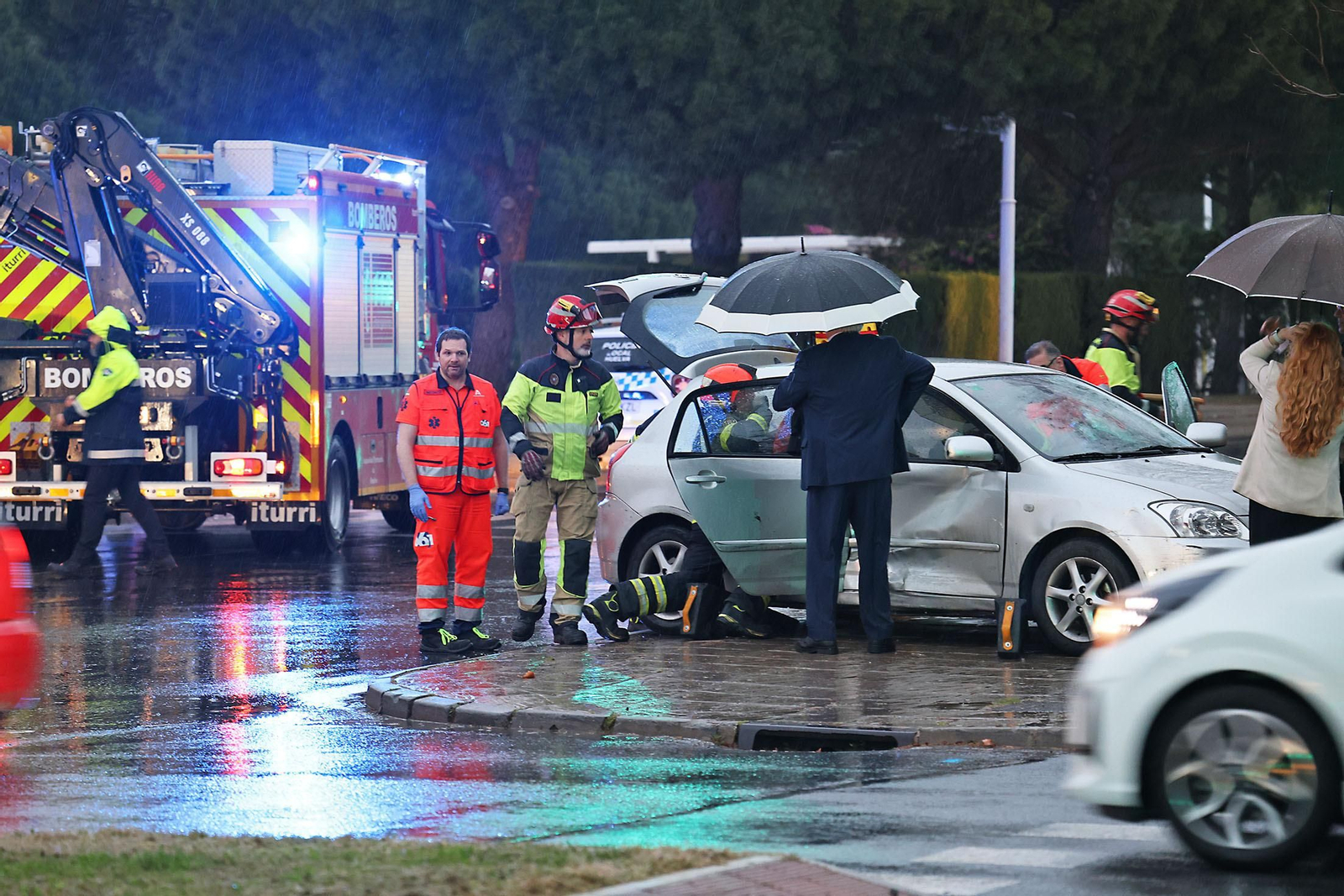 Las espectaculares imágenes del rescate de una persona en un accidente de tráfico en Huelva