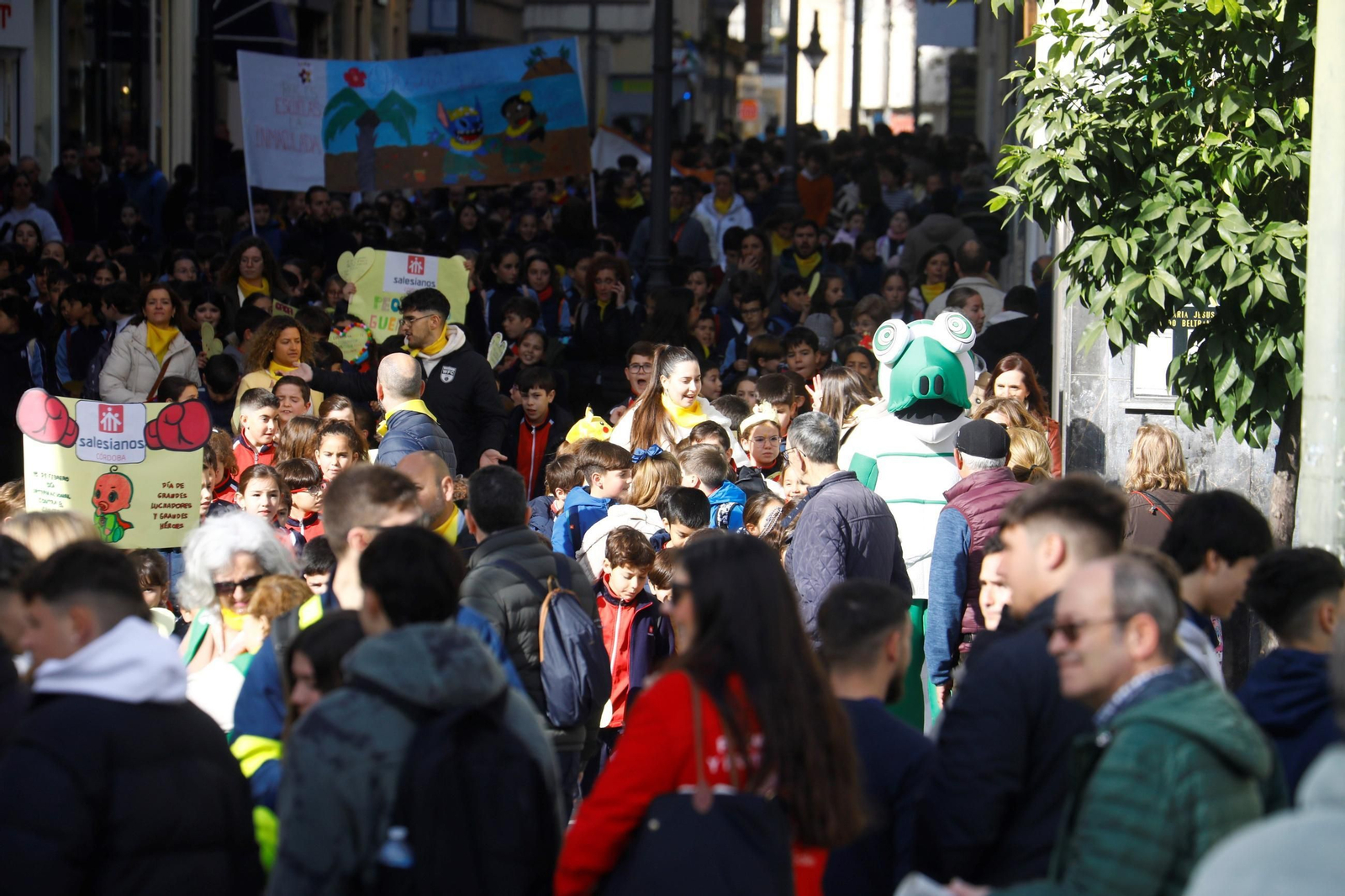 Más de un millar de niños marchan por Córdoba contra el cáncer infantil