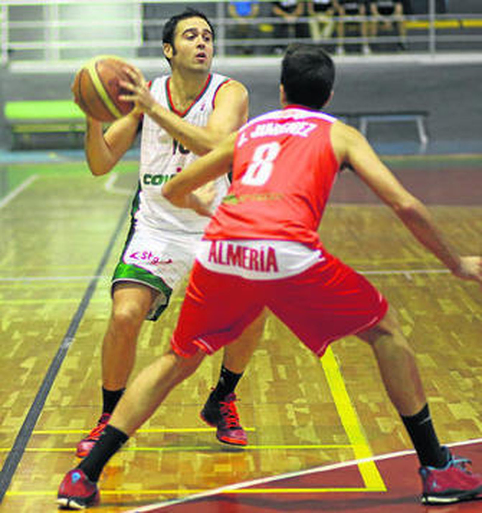 El rojiverde Álvaro Nogueras controla el balón en un partido de pretemporada contra el Almería.