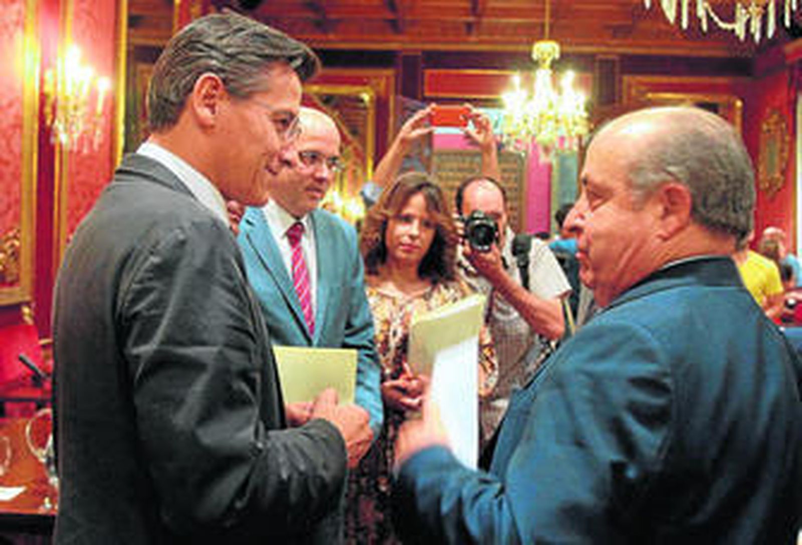 El alcalde de Granada (dcha.) conversa con Luis Salvador en el primer pleno municipal tras la investidura.