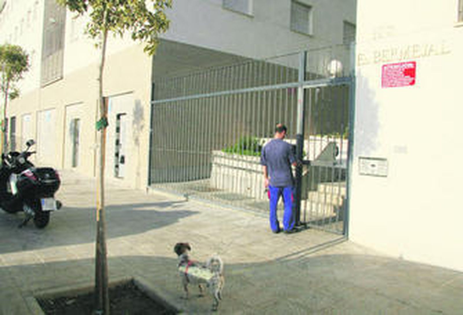 Desde este portal, un vecino de Los Bermejales recriminó su actitud a unos chavales, uno de los cuales le clavó una navaja después.