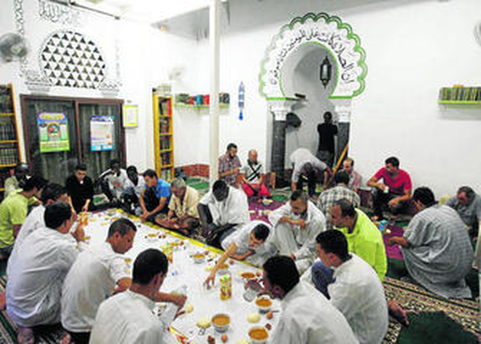 La comunidad islámica de Córdoba cena en familia por la noche tras terminar el ayuno.