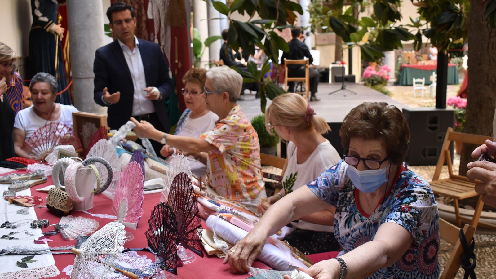 Uno de los expositores del patio sobre el encaje de bolillo.