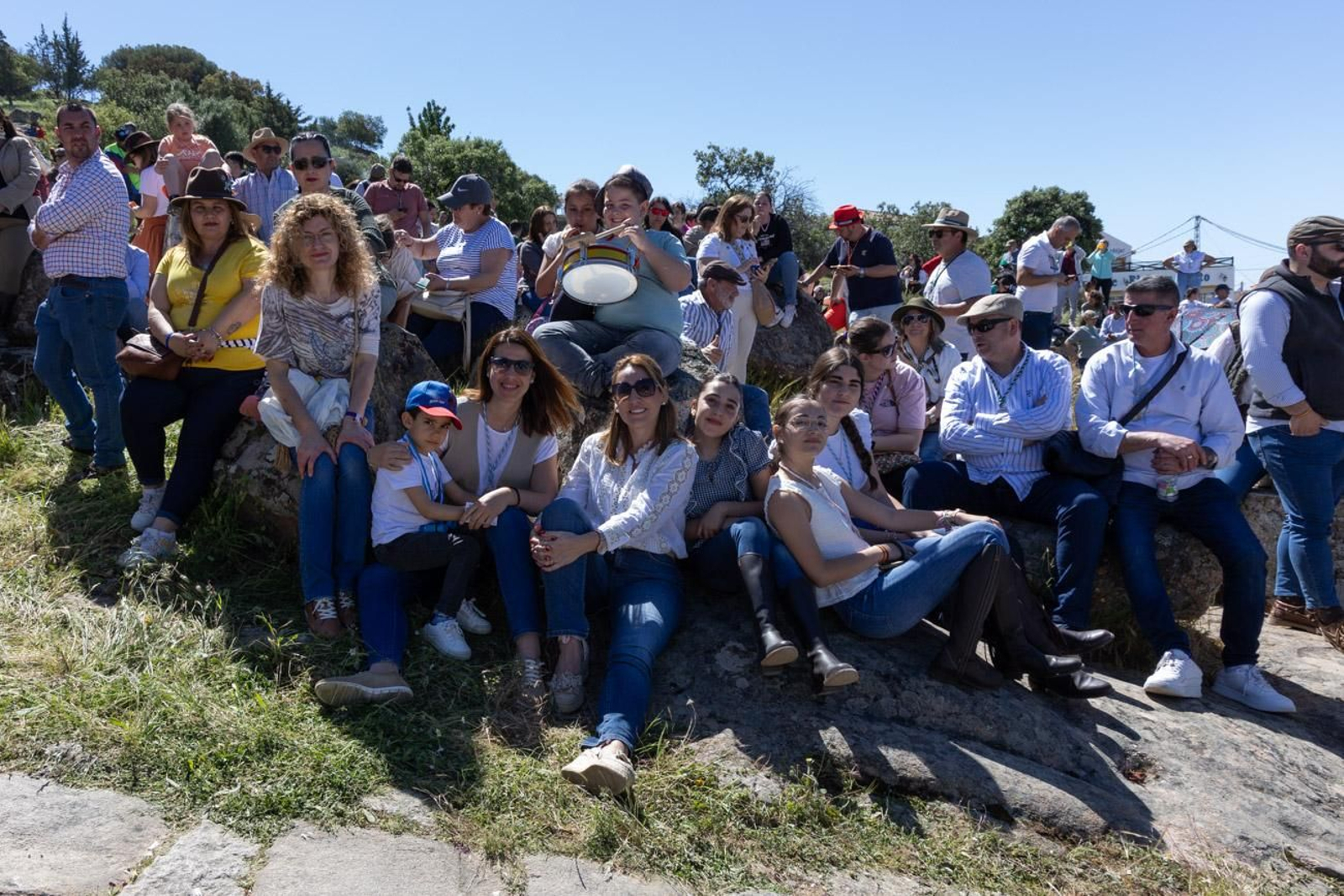 Miles de romeros acuden al encuentro de la Virgen de la Cabeza en su romería
