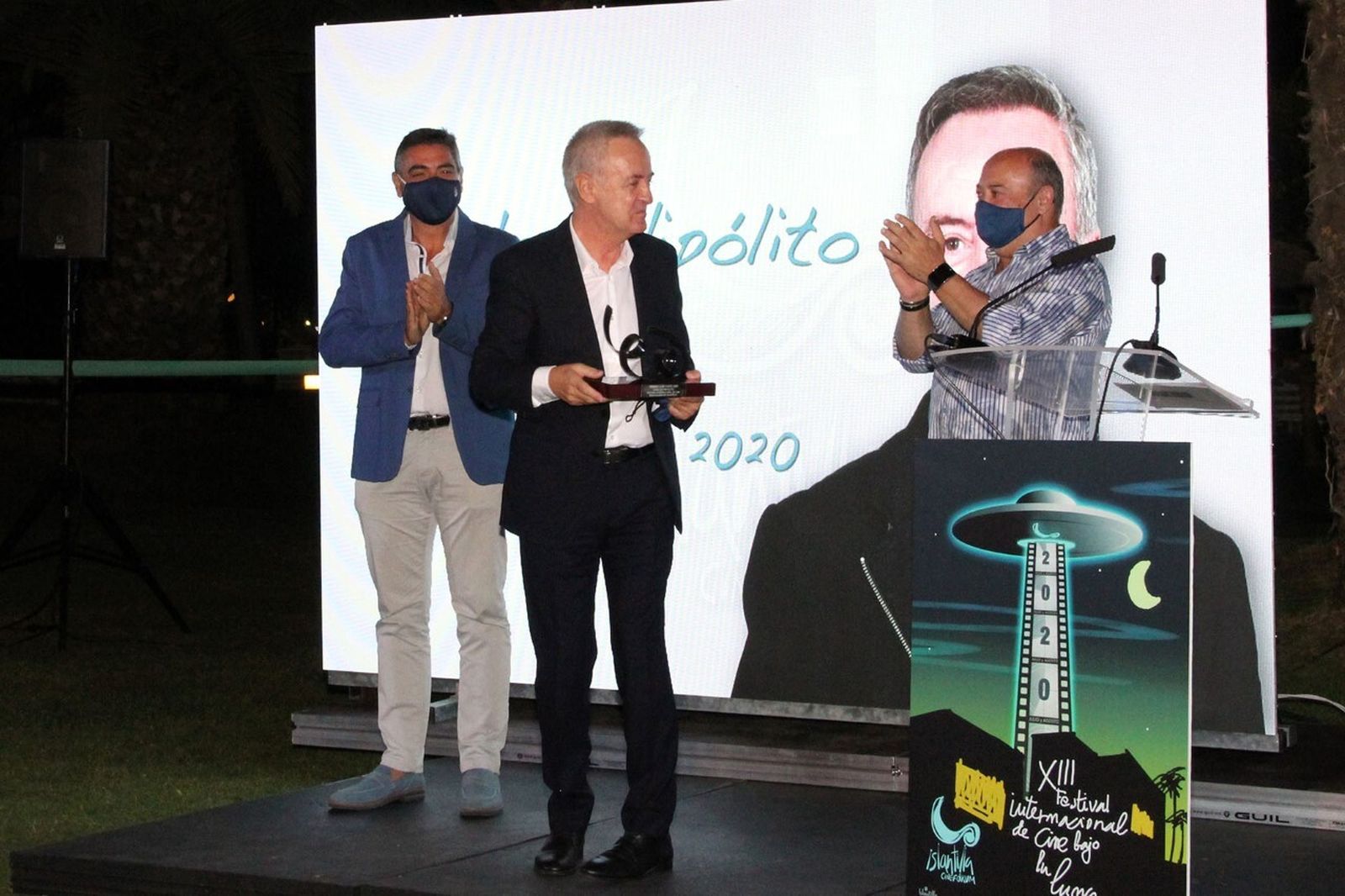 Momento en el que Carlos Hipólito recibe el Premio Luis Ciges.