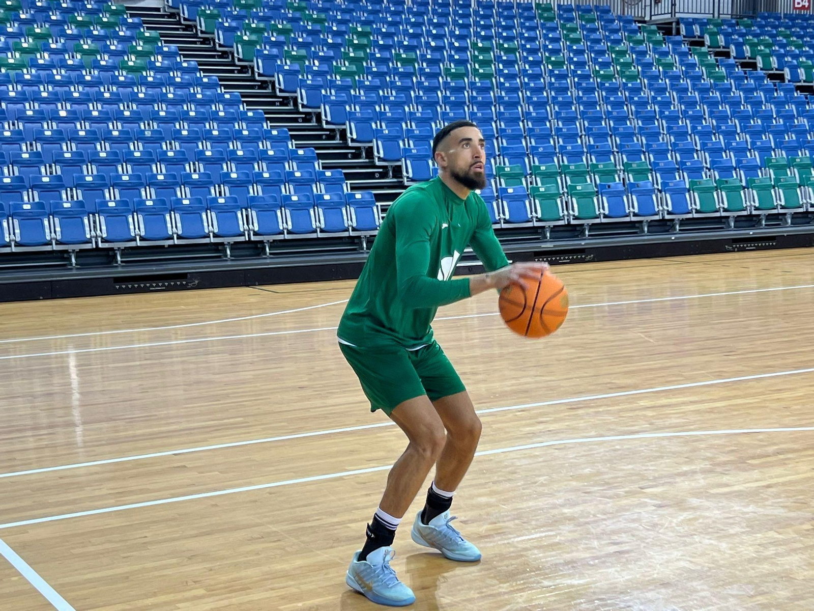 El primer entrenamiento en pista del Unicaja en Singapur