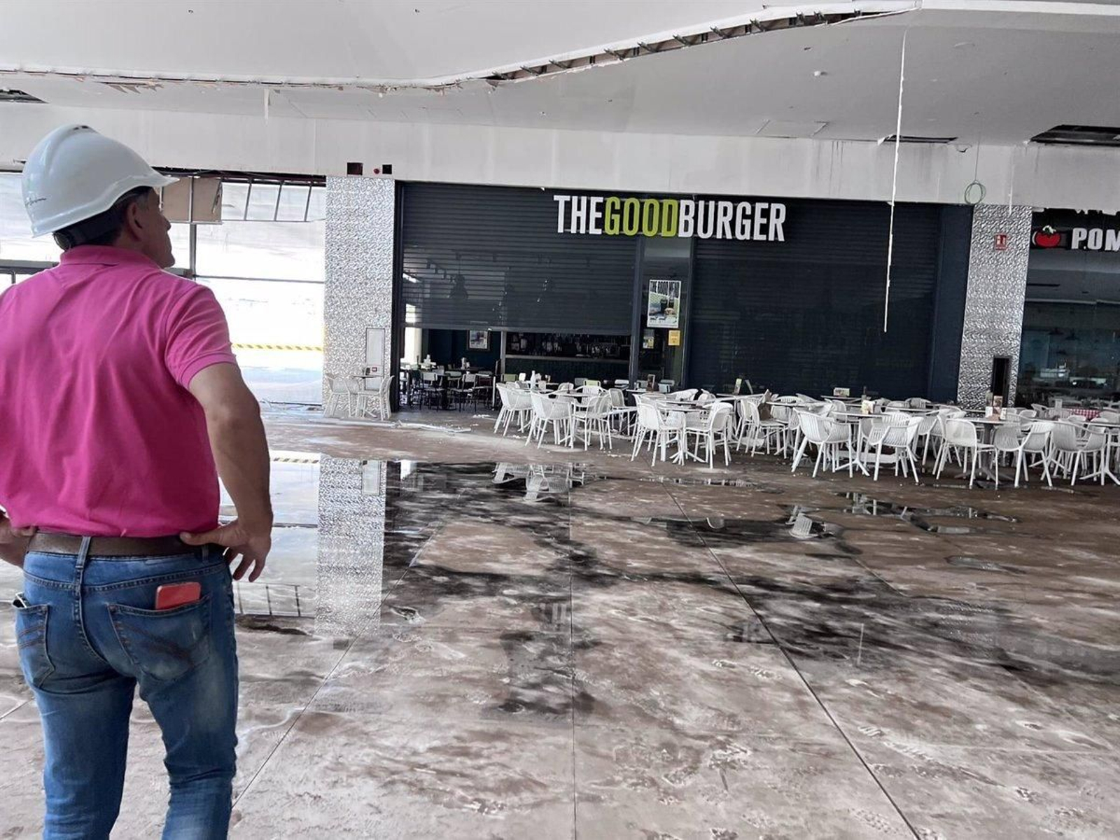 Un técnico visita la zona de restauración.