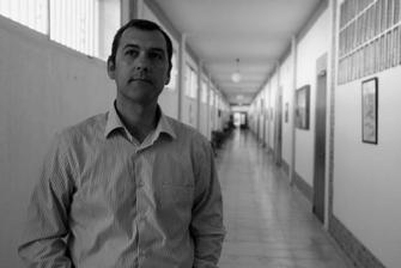 El psicólogo y terapeuta infantil Miguel Ángel Rodríguez Serrano, en el colegio Huerta de la Cruz.