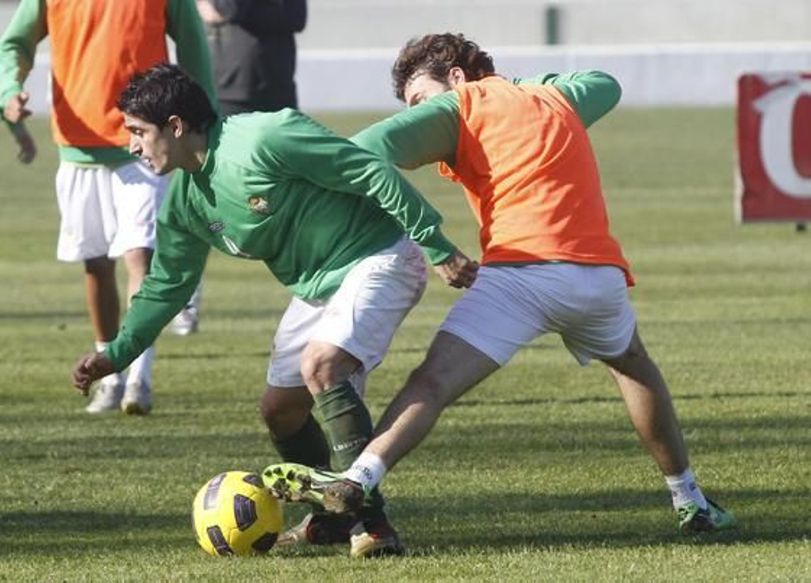 El Betis se ejercita tras la goleada del Campo Nou. / Antonio Pizarro