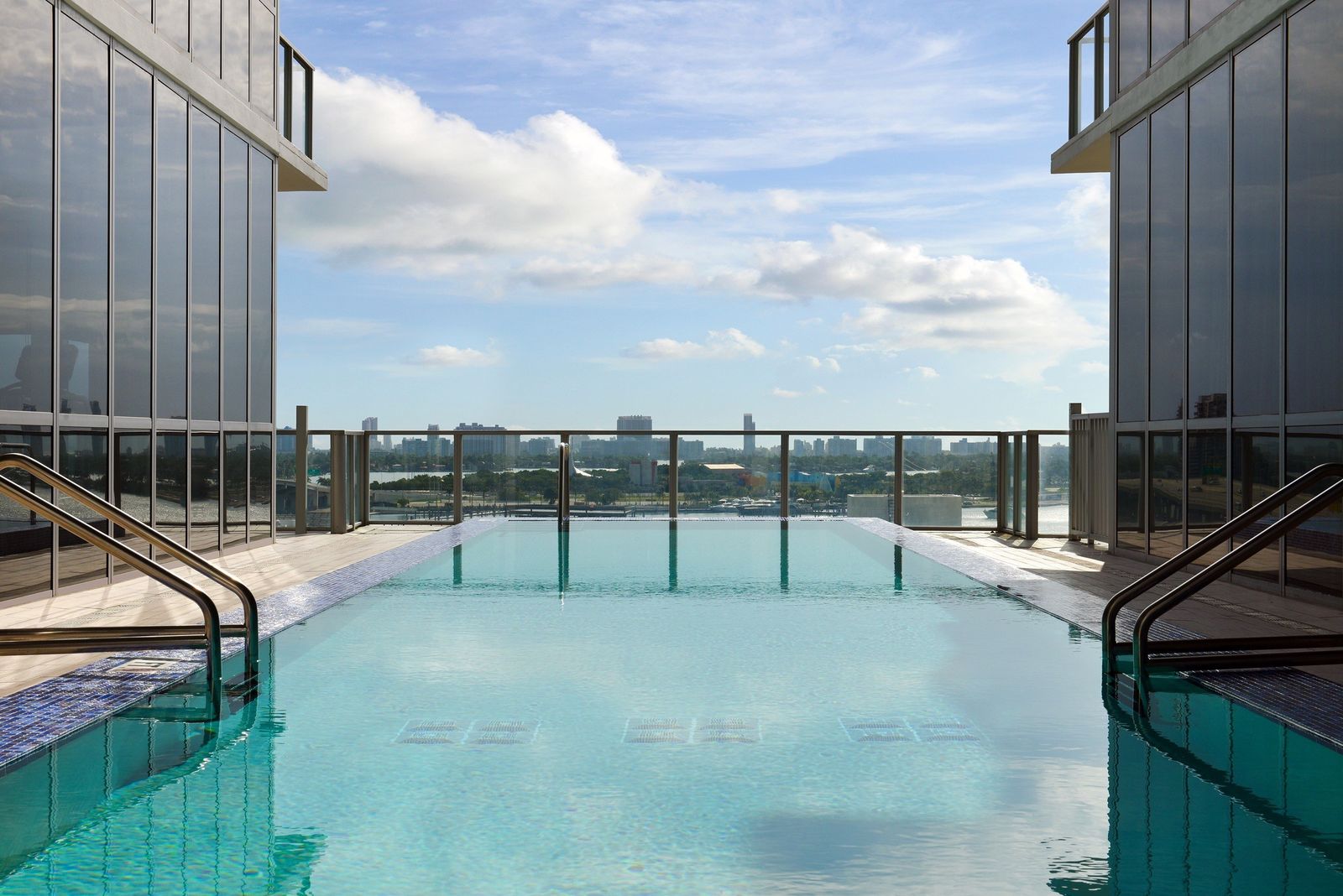 Piscina en el hotel ME de Miami.