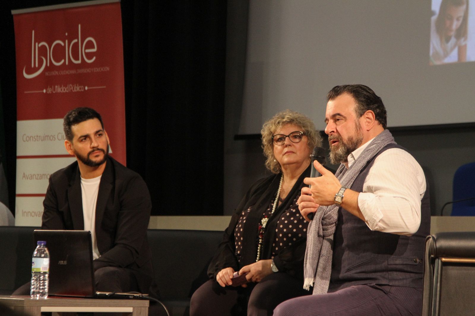 Fran Perea, Teresa Santos y Carlos Álvarez, este lunes, en la Facultad de Ciencias de la Educación.