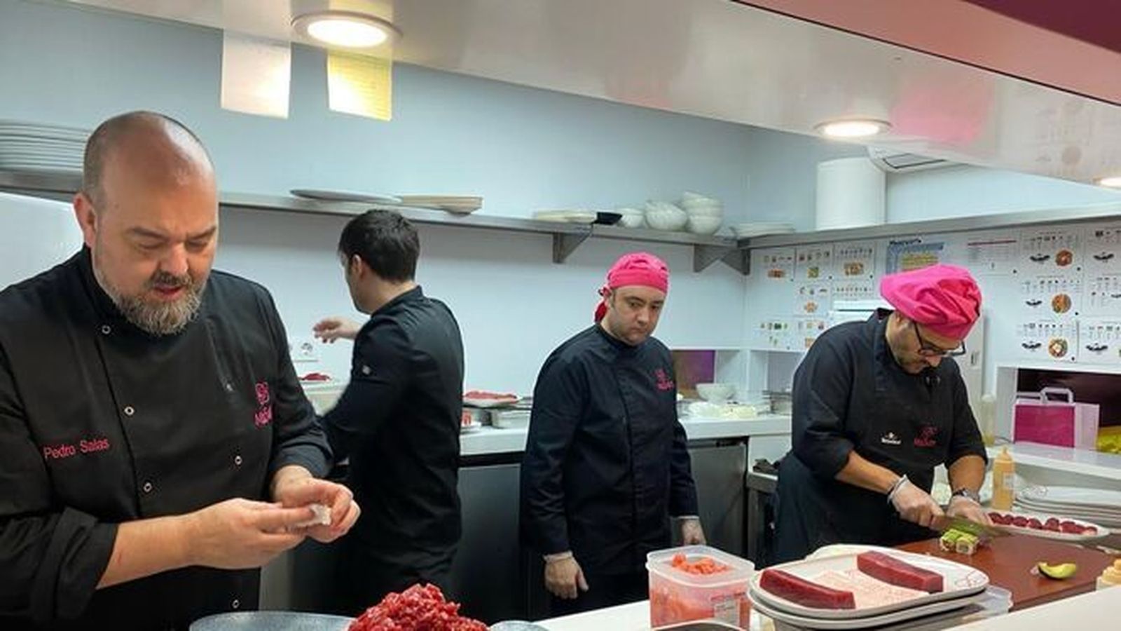 Pedro Salas, en Miss Sushi de Jerez, preparando el atún rojo de almadraba de Petaca Chico