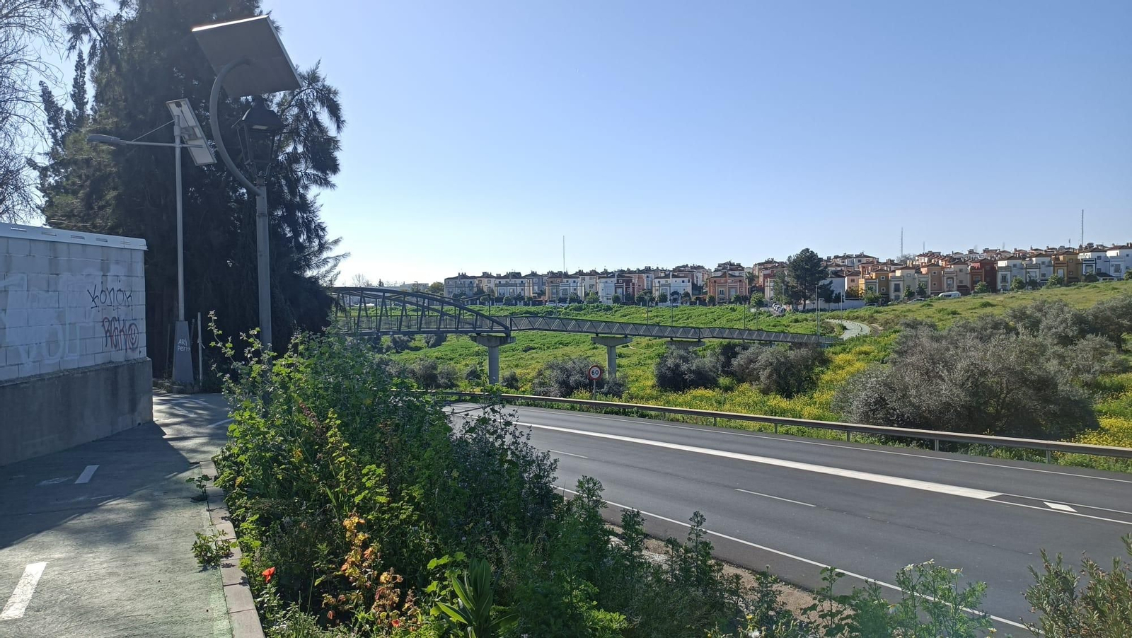 Hay que cruzar la carretera por el puente.